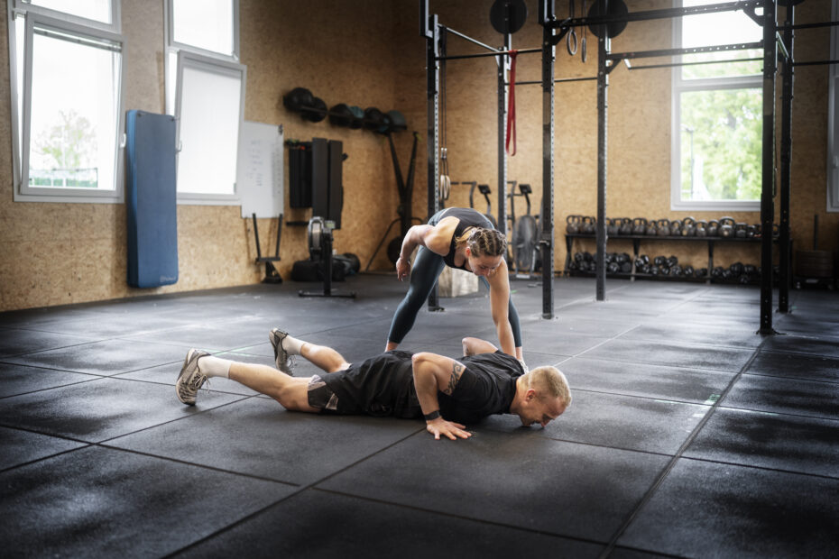 pessoa praticando CrossFit para iniciantes em box