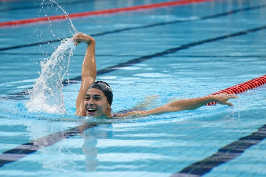 Pessoa nadando com concentração e fluidez em uma piscina